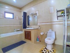 House for rent East Pattaya showing the master bathroom 