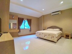 House for rent East Pattaya showing the master bedroom with wardrobes 
