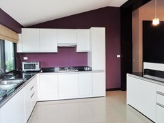 House for sale Pattaya showing the kitchen