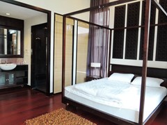 House for sale Pattaya showing the master bedroom suite