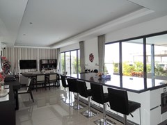 House for sale Amaya Hill Pattaya showing the open plan concept 