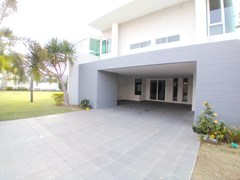 House for sale East Pattaya showing the house and carport 