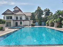 House for sale East Pattaya showing the communal pool 