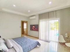 House for sale East Pattaya showing the fourth bedroom poolside 