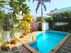 House for sale East Pattaya showing the garden and pool 