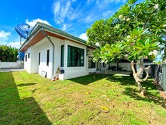 House for sale East Pattaya showing the house and garden 