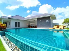 House for sale East Pattaya showing the house an pool 