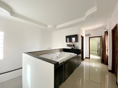 House for sale East Pattaya showing the Jacuzzi bathtub and second bathroom 