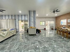 House for sale East Pattaya showing the living and dining areas 