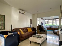 House for sale East Pattaya showing the living area 