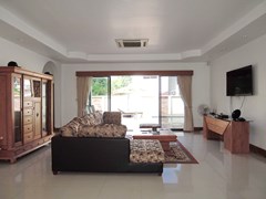 House for sale East Pattaya showing the living room