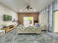 House for sale East Pattaya showing the living room 