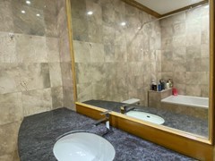 House for sale East Pattaya showing the master bathroom