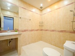 House for sale East Pattaya showing the master bathroom 