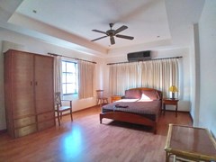 House for sale East Pattaya showing the master bedroom 