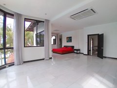 House for sale East Pattaya showing the master bedroom suite 