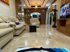 House for sale East Pattaya showing the open plan living area 