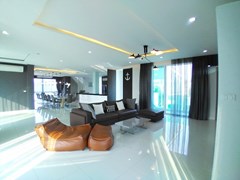 House for sale East Pattaya showing the open plan living area 