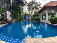 House for sale East Pattaya showing the private pool 