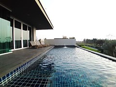 House for sale East Pattaya showing the private swimming pool 