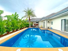 House for sale East Pattaya showing the private pool 