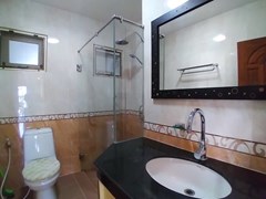 House for sale East Pattaya showing the second bathroom 