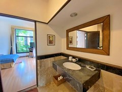 House for sale East Pattaya showing the second bathroom 