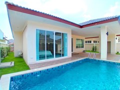 House for sale Huay Yai Pattaya showing the house and pool  