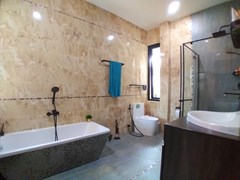 House for sale Huay Yai Pattaya showing the master bathroom 