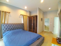 House for sale Huay Yai Pattaya showing the master bedroom suite 