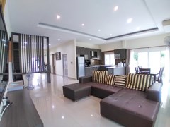 House for sale Huay Yai Pattaya showing the open plan concept 