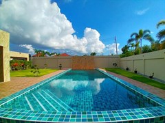 House for sale Huay Yai Pattaya showing the private pool 