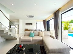 House for sale Huay Yai Pattaya showing the living area poolside 