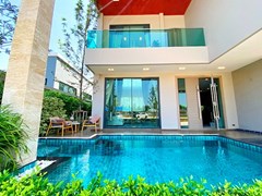 House for sale Huay Yai showing the pool and garden 