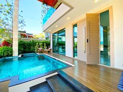 House for sale Huay Yai showing the poolside terrace 