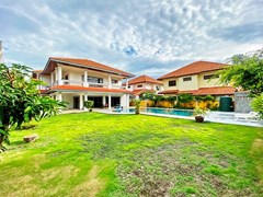 House for sale Jomtien showing the garden 