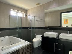 House for sale Jomtien showing the master bathroom