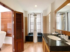 House for sale Jomtien showing the master bathroom 