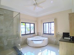 House for sale Mabprachan Pattaya showing the master bathroom 