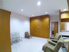 House for sale Mabprachan Pattaya showing the master bedroom suite