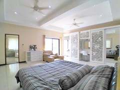 House for sale Mabprachan Pattaya showing the master bedroom suite 