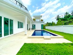 House for sale Na Jomtien showing the covered terrace and pool 