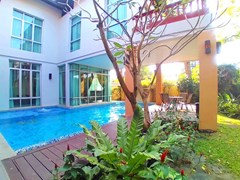House for sale Na Jomtien showing the house and pool