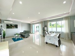 House for sale Na Jomtien showing the living and dining areas 