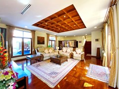 House for sale Na Jomtien showing the living area pool view 
