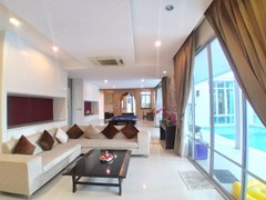 House for sale Na Jomtien showing the open plan living area 
