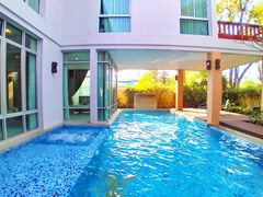 House for sale Na Jomtien showing the pool Jacuzzi 