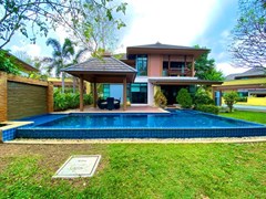 House for sale Pattaya showing the house and pool