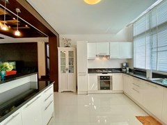 House for sale Pattaya showing the kitchen 