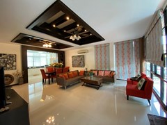 House for sale Pattaya showing the living, dining and kitchen areas 